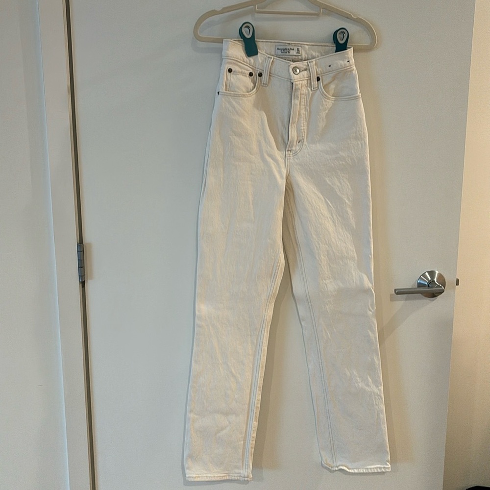 ABERCROMBIE CURVE LOVE white jeans